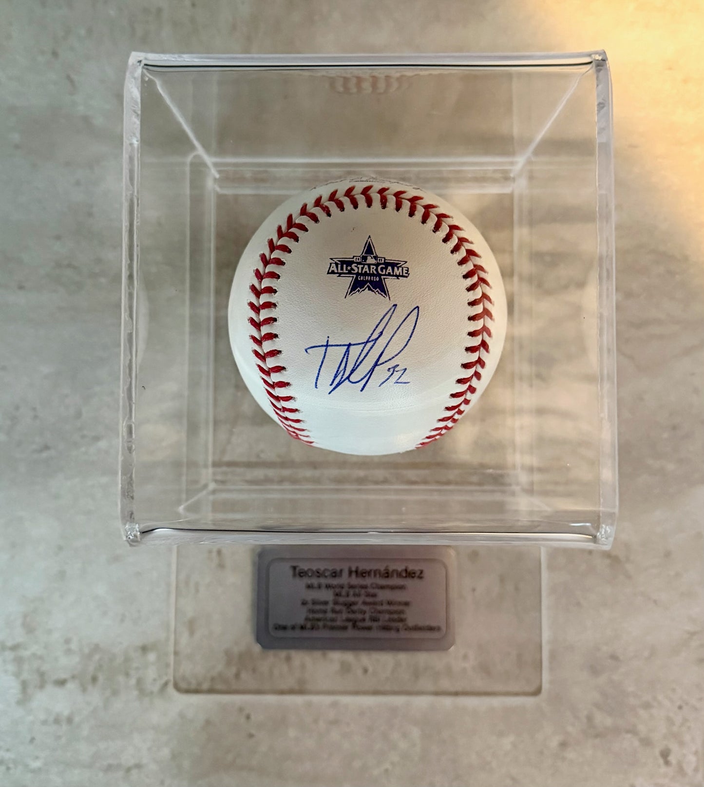 Pelota autografiada por Teoscar José Hernández