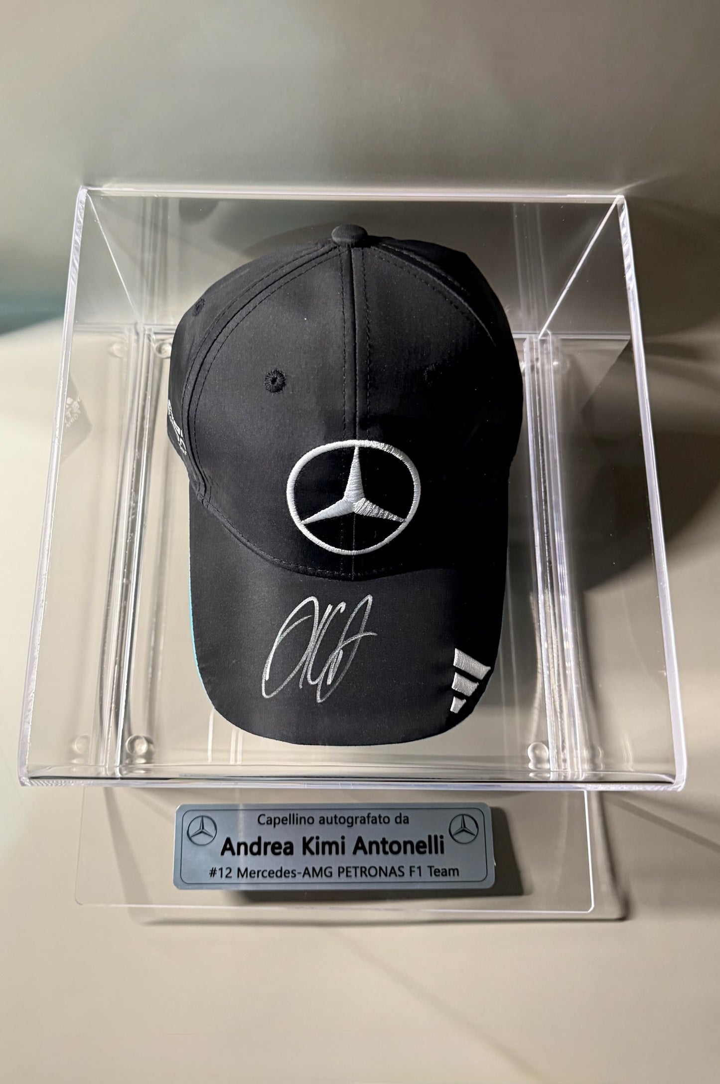 Guante autografiado por Andrea Kimi Antonelli