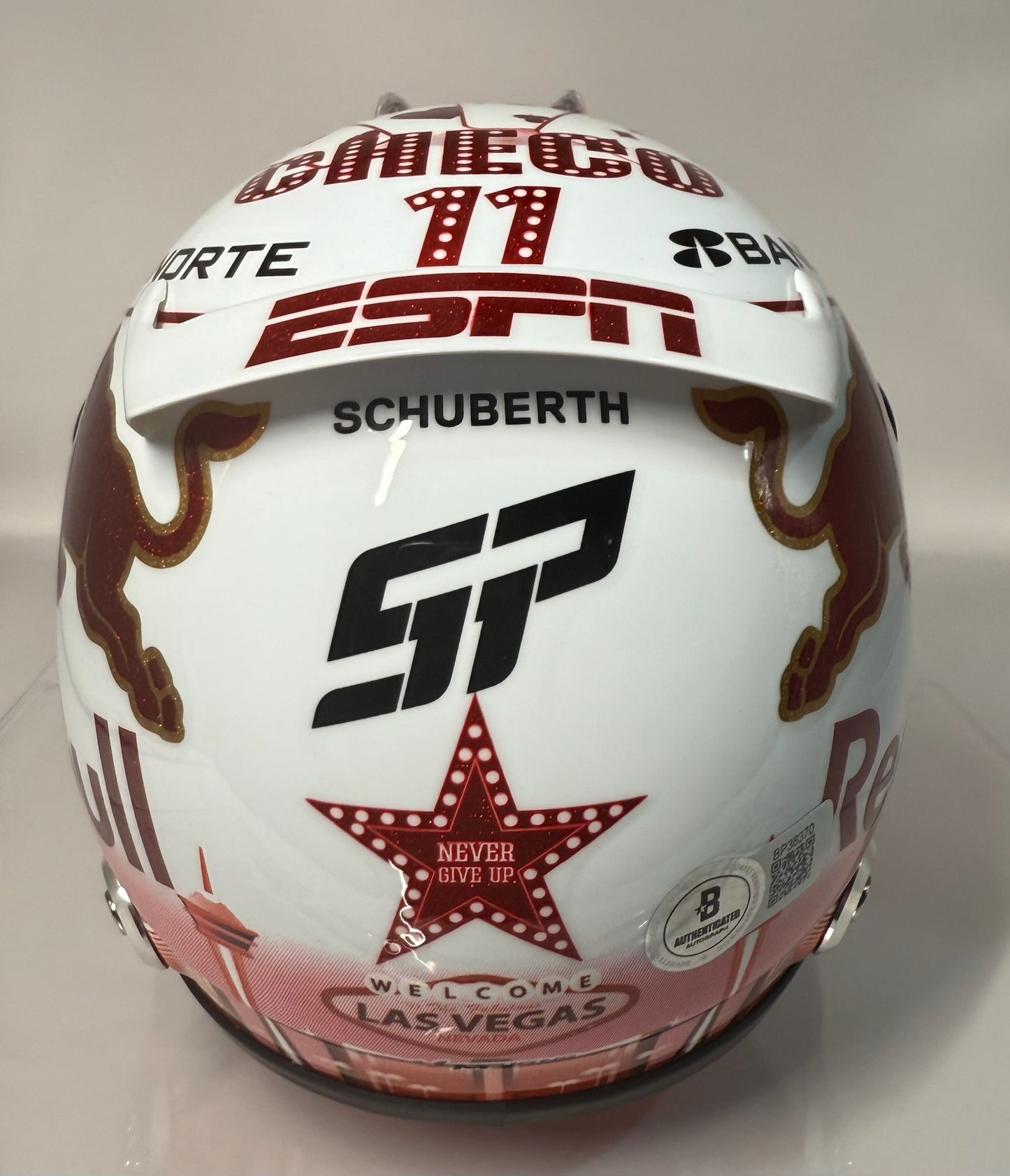 Casco autografiado por Checo Pérez