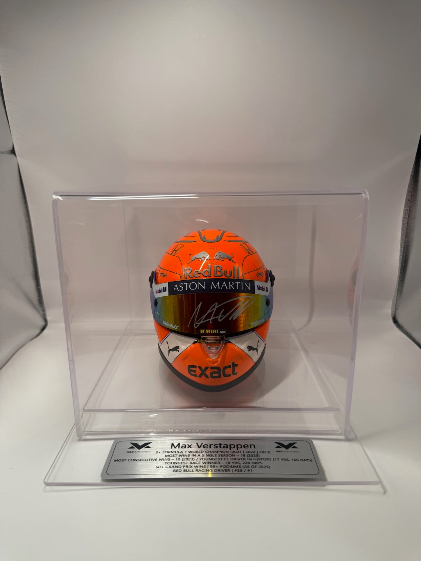 Casco autografiado por Max Verstappen