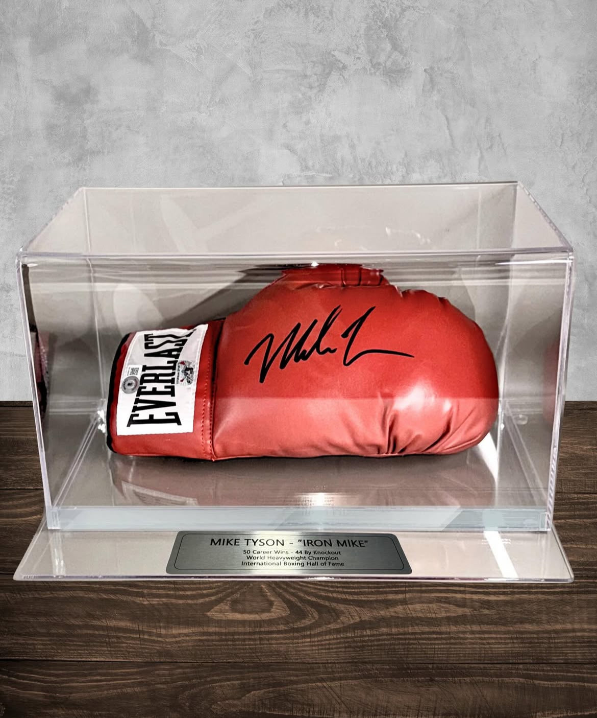 Guante autografiado por Mike Tyson