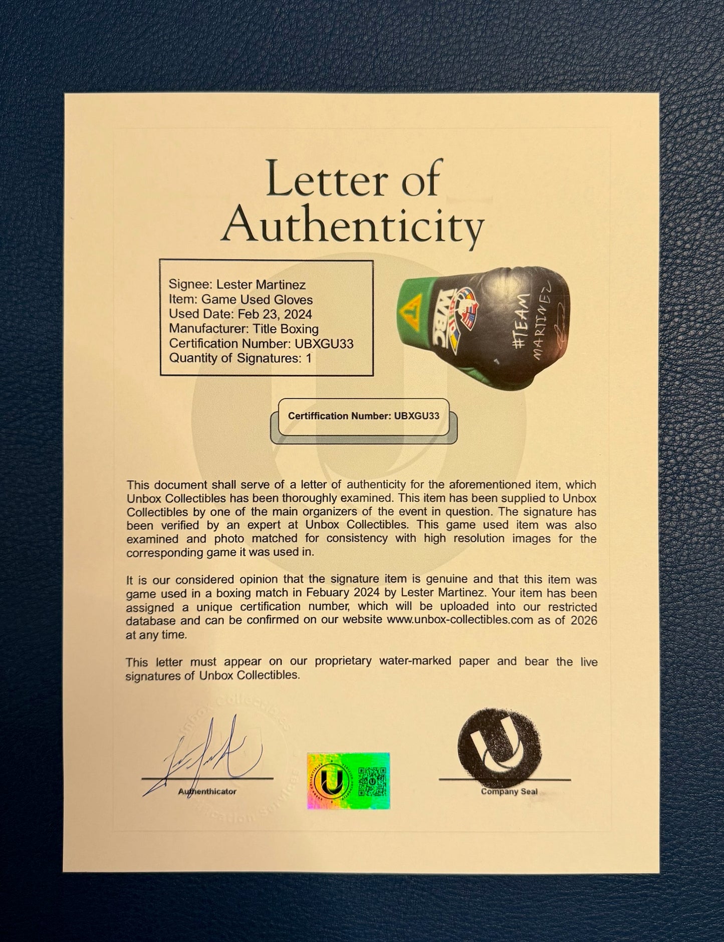 Guante derecho “fight used” autografiado por Lester Martínez