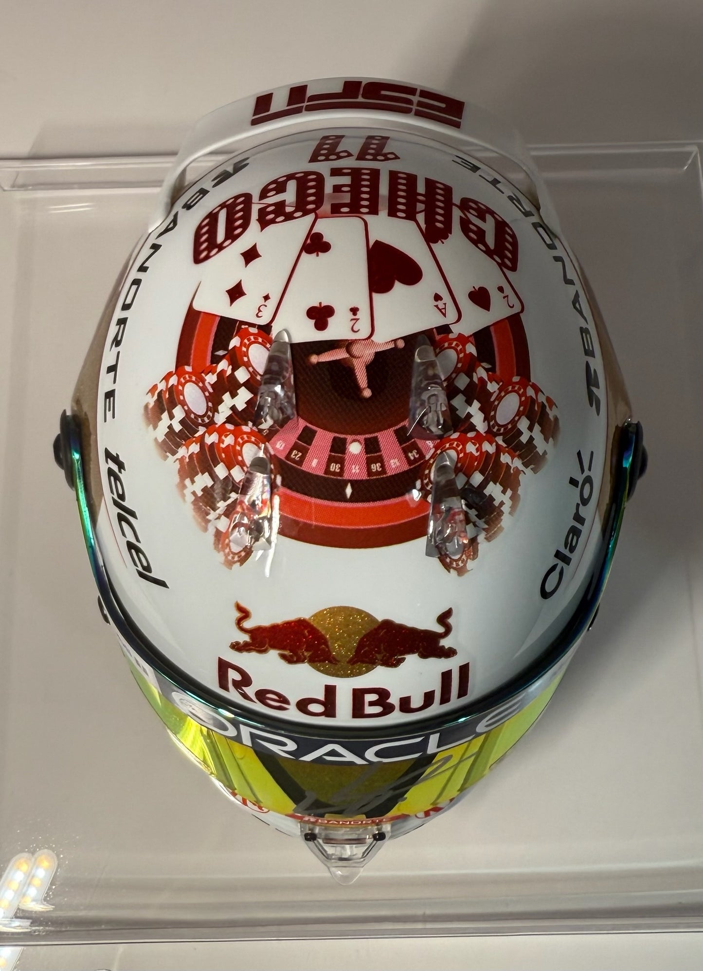 Casco autografiado por Checo Pérez