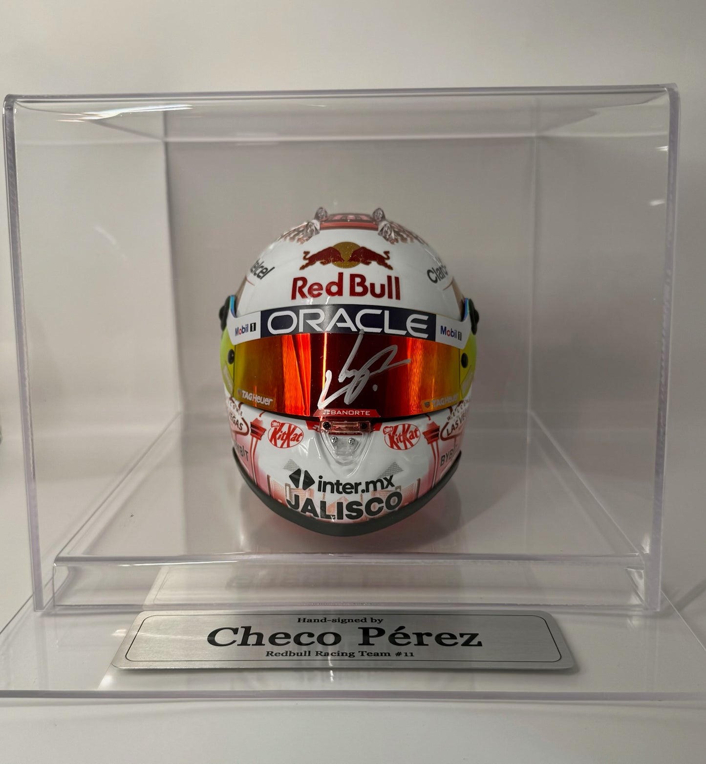 Casco autografiado por Checo Pérez