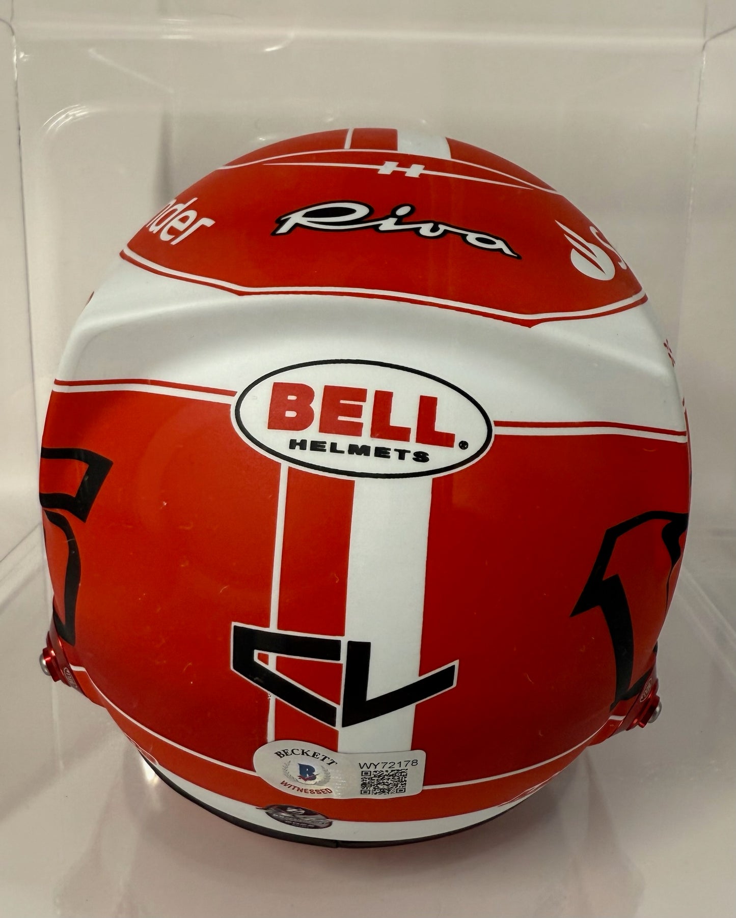 Casco autografiado por Charles Leclerc