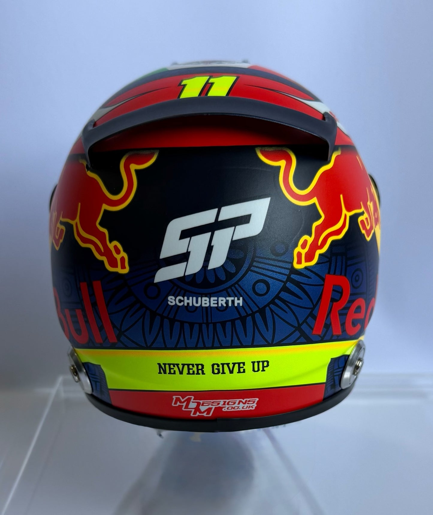 Mini casco de Fórmula 1 autografiado por Checo Pérez Mendoza