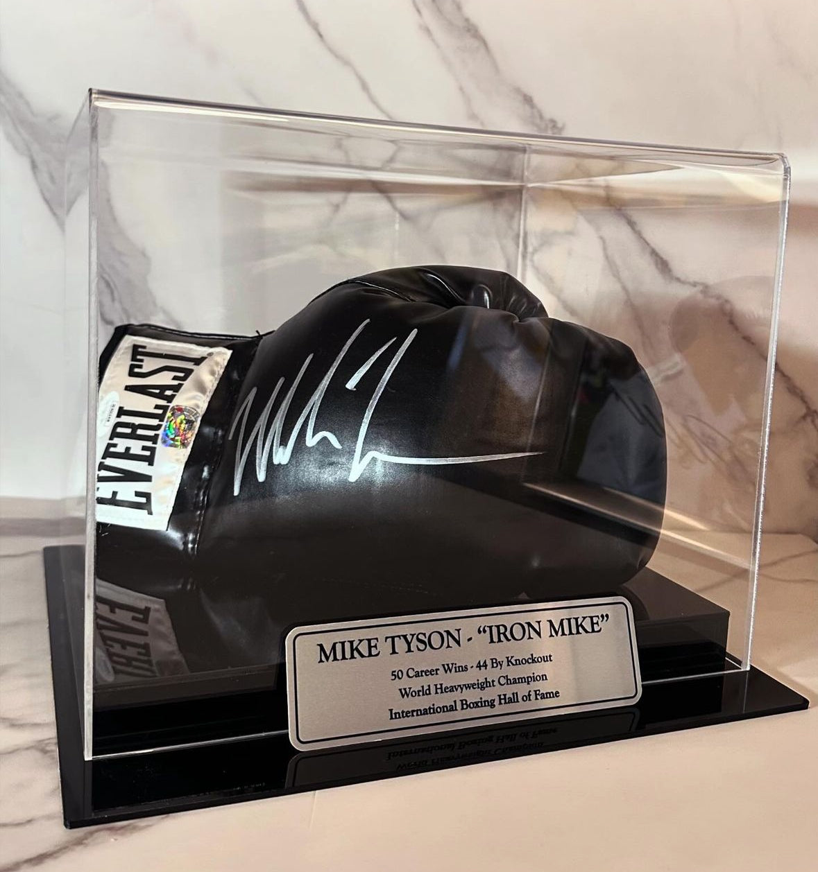 Guante de Boxeo Autografiado por Mike Tyson