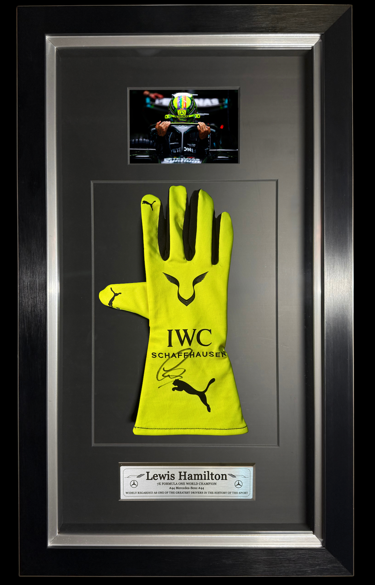 Guante firmado por Lewis Hamilton