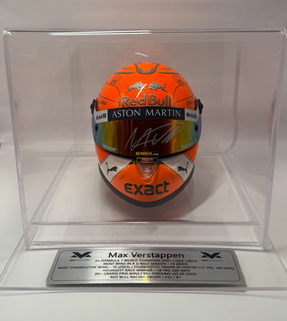 Casco autografiado por Max Verstappen