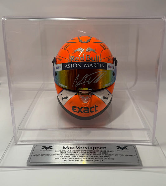 Casco autografiado por Max Verstappen