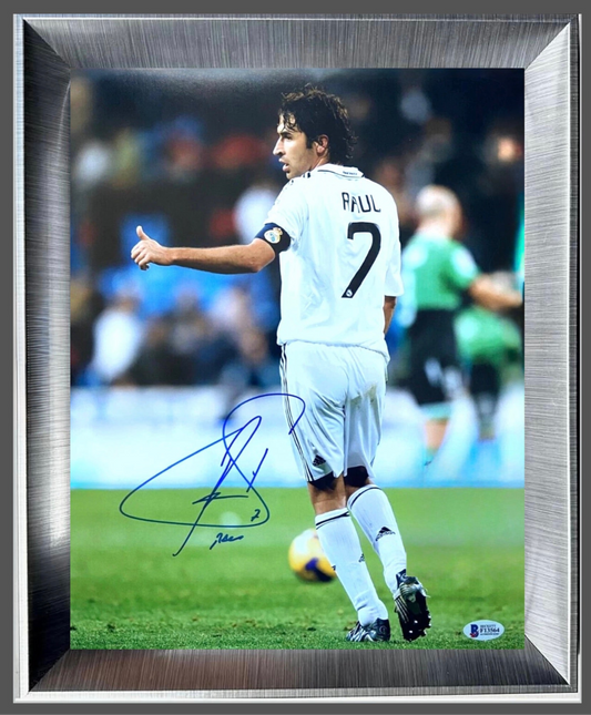 Fotografía 8x10 firmada por Raúl González Blanco