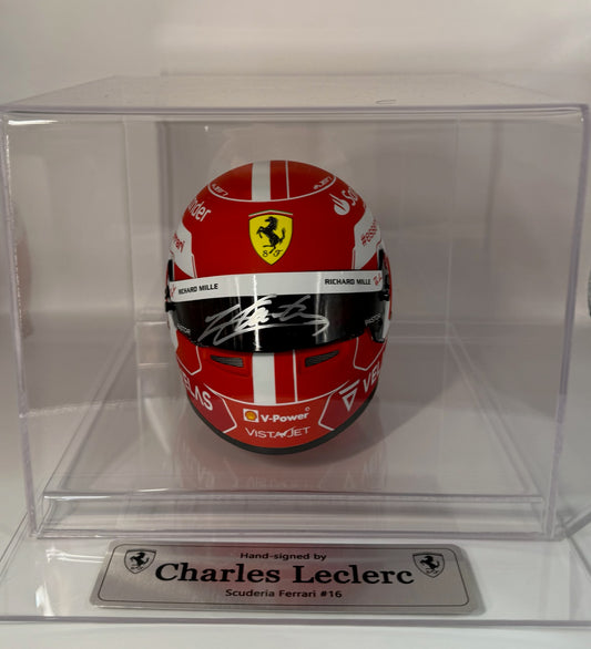 Casco autografiado por Charles Leclerc
