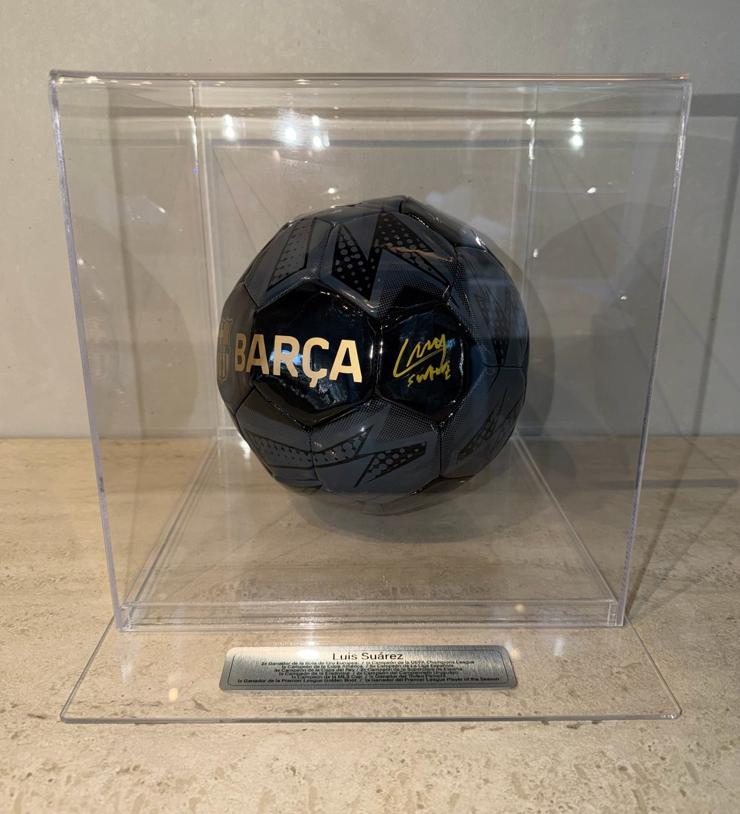 Pelota autografiada por Luis Alberto Suárez Díaz