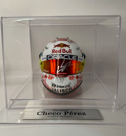 Casco autografiado por Checo Pérez