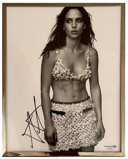 Fotografía 8x10” firmada por Adria Arjona