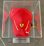 Lewis Hamilton - Gorra de F1 Autografiada Ferrari