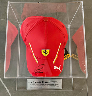 Lewis Hamilton - Gorra de F1 Autografiada Ferrari