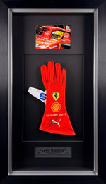 Lewis Hamilton - Guante Autografiado Ferrari