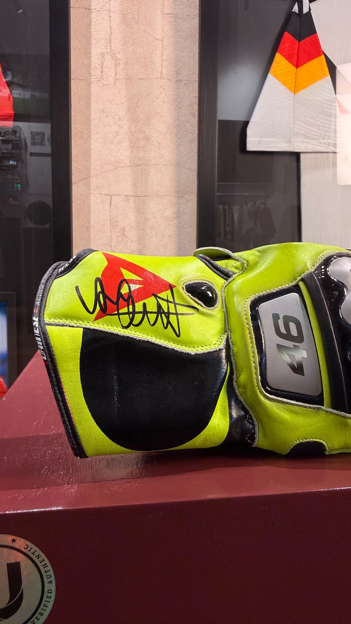 Valentino Rossi - Guante Autografiado VR46 Racing Team
