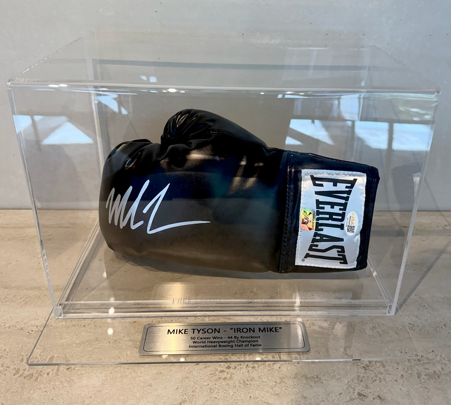 Guante negro autografiado por Mike Tyson