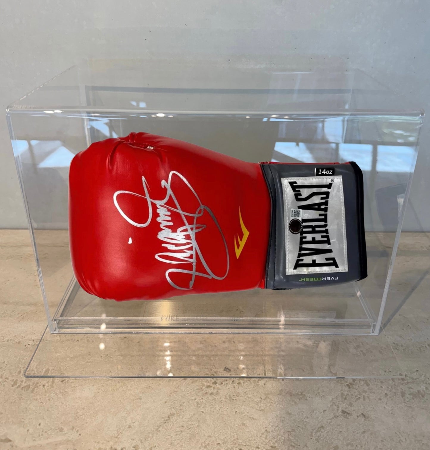 Guante autografiado por Emmanuel Dapidran Pacquiao