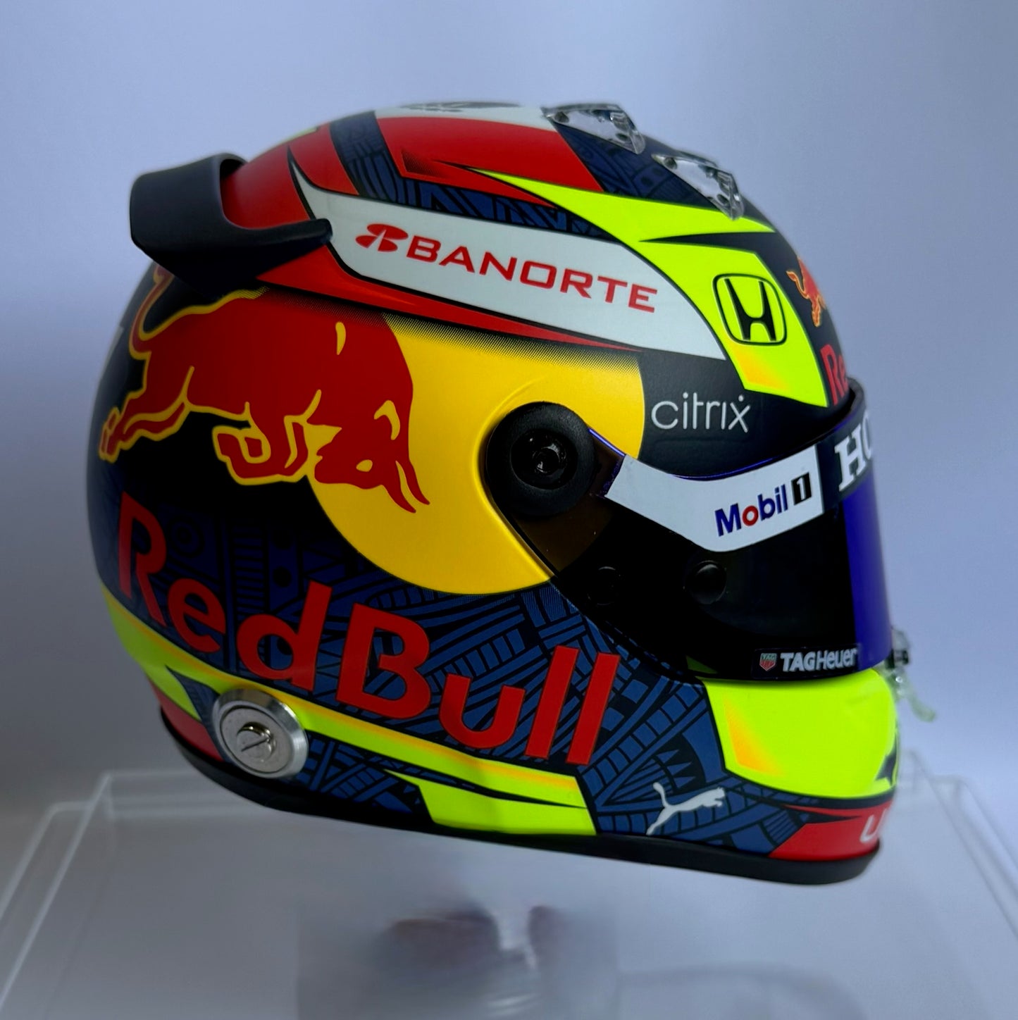 Mini casco de Fórmula 1 autografiado por Checo Pérez Mendoza
