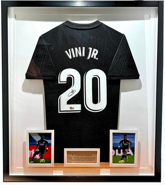 Camisola negra del Real Madrid autografiada por Vinícius Jr.