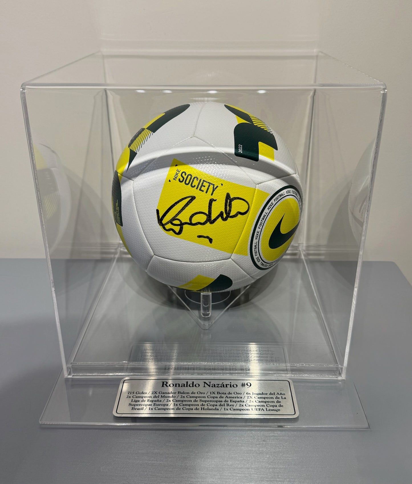 Pelota Nike Brasil conmemorativa firmada por Ronaldo Luís Nazário de Lima.