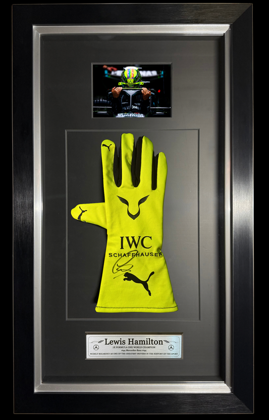 Guante firmado por Lewis Hamilton